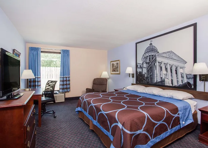 Super 8 By Wyndham Indianola